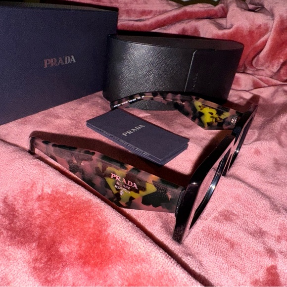 I onlyused these sunglasses a coupleof times and they are in very good condition - Picture 2 of 4